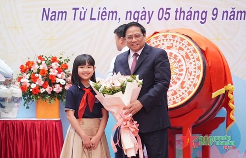 Thủ tướng Chính phủ Phạm Minh Chính dự lễ khai giảng năm học mới tại Trường Tiểu học Đoàn Thị Điểm